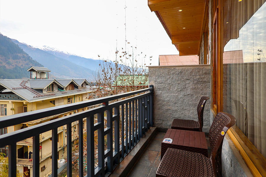 touchwood_inn_resort_balcony_with_mountainview